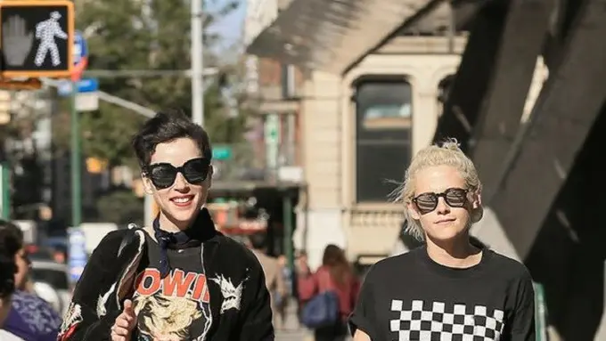 Kristen Stewart dengan kekasih barunya St. Vincent. (via Mirror)