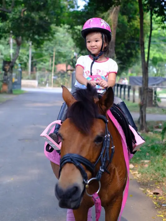 Sudah berkuda sejak usia 3 tahun, Thalia Putri Onsu sudah mandiri berkuda sendiri tanpa duduk dipegangi orang dewasa.(Liputan6.com/IG/@thaliaputrionsu)