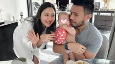 Potret Jessica Mila dan Yakup Hasibuan temani Kyarra santap makanan MPASI pertamanya. Pasangan artis yang menikah tahun 2023 ini bekerja sama mengurus anak perempuan kesayangannya yang mulai mengenal makanan. Dari foto ini terlihat, Yakup Hasibuan dan Mila bergantian menyuapi Kyarra atau sesekali membiarkan Kyarra memakan makanannya sendiri. (Liputan6.com/IG/jscmila)