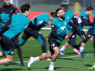 Pemain Liverpool, Mohamed Salah, mengikuti sesi latihan jelang laga melawan Galatsaray pada leg kedua babak 16 besar Liga Champions 2025/2026. (Peter Byrne/PA via AP)