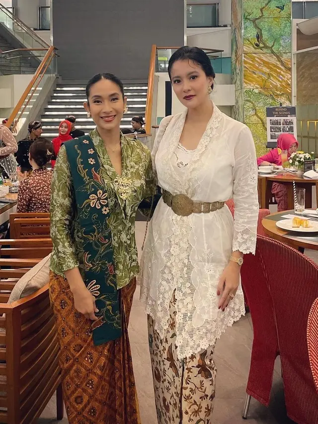 Tampil Kompak, Ini 7 Potret Persahabatan Happy Salma dan Marcella Zalianty