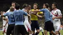 Sempat terjadi keributan kecil antara pemain Uruguay dan Kosta Rika yang berlaga di babak penyisihan Piala Dunia 2014 Grup D di Estadio Castelo, Fortaleza, Brasil, (15/6/2014). (AFP PHOTO/Daniel Garcia)
