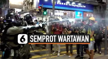 Ketegangan meningkat antara polisi dan wartawan di Hong Kong. Saat protes pro-demokrasi yang terjadi di Causeway Bay, polisi mendorong mundur para wartawan dengan cara menyemprotkan cairan lada.
