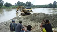 Aktivitas penambangan di daerah aliran sungai Batang Merangin, Jambi. (Bangun Santoso/Liputan6.com)