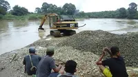 Aktivitas penambangan di daerah aliran sungai Batang Merangin, Jambi. (Bangun Santoso/Liputan6.com)