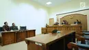 Pengacara publik LBH Jakarta, Nelson N Simamora (kiri) saat sidang perdana sengketa informasi publik terhadap Kementerian LHK di Gedung KIP, Jakarta, Kamis (1/3). Sidang tidak dihadiri pihak termohon. (Liputan6.com/Helmi Fithriansyah)