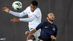 Duel perebutan bola antara Etienne Capoue (kiri) dengan Jaba Dvali (kanan) pada pertandingan Play-Off Liga Eropa antara Dinamo Tbilisi melawan Totenham Hotspur di Stadion Boris Paichadzis Erovnuli, Georgia Kamis (22/08/2013). (AFP/Vano Shalamov)