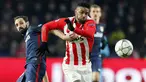 Pemain Atletico Madrid, Juanfran, berupaya menahan laju pemain PSV Eindhoven, Jurgen Locadia pada laga leg pertama babak 16 besar Liga Champions di Stadion PSV, Kamis (25/2/2016). Kedua tim bermain imbang 0-0. (Reuters/Michael Kooren)