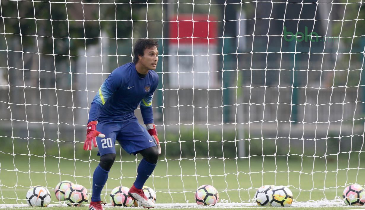 Kiper Timnas Indonesia U-23, Muhammad Ridho tengah bersiap mengamankan gawang pada sesi latihan di Lapangan A,B,C, Senayan, Jakarta (18/2/2018). Latihan ini merupakan persiapan Asian Games 2018. (Bola.com/Nick Hanoatubun)