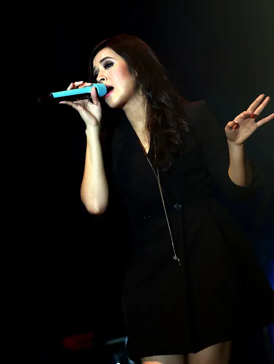 Bicara tentang teka-teki, Raisa yang terkenal akan lagu 'galau'nya ternyata juga pernah mengalami sesuatu yang namanya 'galau'. Ia memilih untuk mendengarkan lagu jika sedang merasa gundah gulana. (Wimbarsana/Bintang.com)