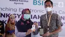 Warga Aceh menunjukan struk usai transaksi menggunakan EDC Bank Syariah Indonesia disela acara peluncuran EDC & QRIS BSI di Kimia Farma Apotek Diponegoro, Banda Aceh (1/12/2021). Kolaborasi BSI dan Kimia Farma Apotek memudahkan masyarakat dalam bertransaksi berbasis Syariah. (Liputan6.com/HO/BSI)