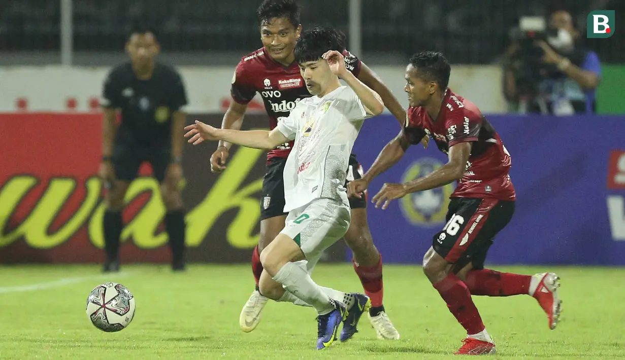 Belum lagi, pemain bernomor punggung 10 tersebut dibekali kemampuan melepas umpan akurat ke jantung pertahanan lawan. Jangan lupakan juga skill tembakan keras yang kerap dicobanya dari luar kotak penalti. (Bola.com/M Iqbal Ichsan)