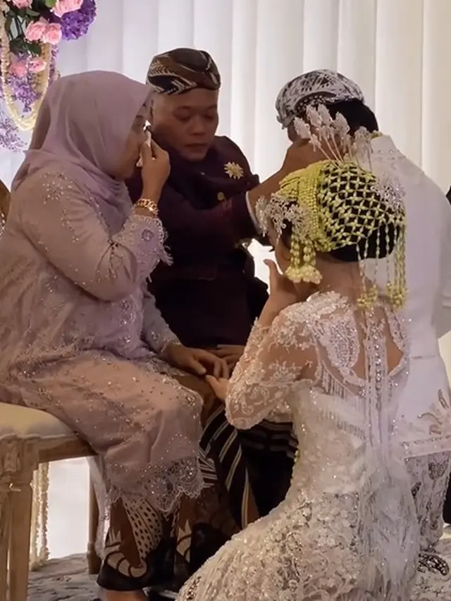 Prosesi adat pernikahan Rizky Febian dan Mahalini (Instagram/thebidestory)