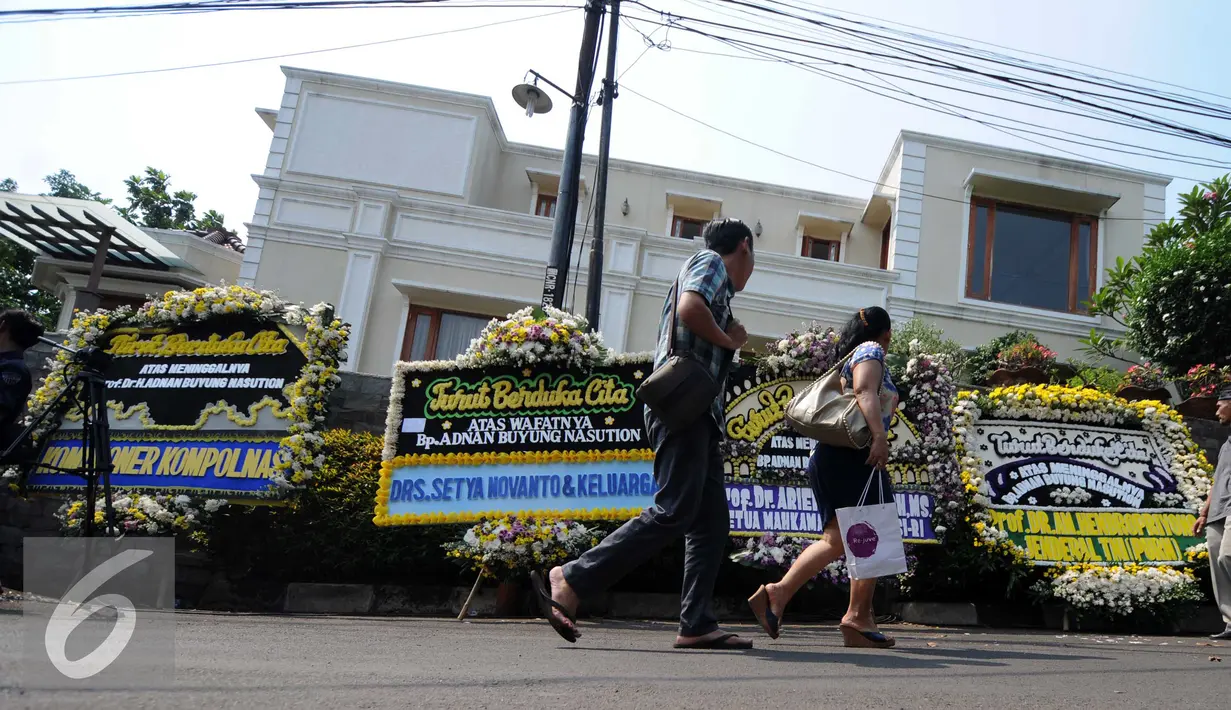 Karangan bunga dari sejumlah tokoh tampak memenuhi jalan di sekitar rumah duka almarhum Adnan Buyung di kawasan Lebak Bulus, Jakarta, Rabu (23/9/2015). Adnan Buyung meninggal dunia di Rumah Sakit Pondok Indah pukul 10.15 WIB. (Liputan6.com/Helmi Afandi)