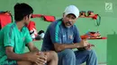 Pelatih Timnas Indonesia, Fachry Husaini berbincang dengan pemainnya saat latihan di Lapangan Atang Sutresna, Jakarta, Senin (3/7). Latihan ini persiapan jelang berlaga di Piala AFF U-16 Thailand, 9-22 Juli mendatang. (Liputan6.com/Helmi Fithriansyah)