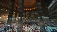 Umat muslim menjalankan Salat Tarawih pada bulan suci Ramadan di Masjid Istiqlal, Jakarta (16/05/2018) (Adek Berry / AFP)