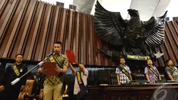 Staf MPR RI berperan sebagai Presiden Terpilih Joko Widodo membacakan sumpah janji dalam acara gladi kotor pelantikan Presiden dan Wakil Presiden terpilih, Jakarta, Jum'at (17/10/2014) (Liputan6.com/Andrian M Tunay)