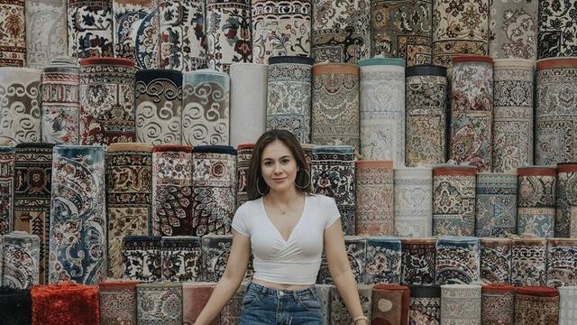 8 OOTD Baju Putih dan Celana Jeans ala Anya Geraldine hingga Wulan Guritno