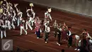 Kontingen Nusa Tenggara Timur menari saat mengikuti defile peserta PON XIX Jabar di Stadion Gelora Bandung Lautan Api, Bandung, Sabtu (17/9). 9.533 atlet akan berlaga di 44 cabang olahraga. (Liputan6.com/Helmi Fithriansyah)