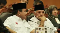 Prabowo-Hatta saat menghadiri sidang perdana gugatan Pilpres di Mahkamah Konstitusi, Jakarta, Rabu (6/8/14). (Liputan6.com/Johan Tallo)