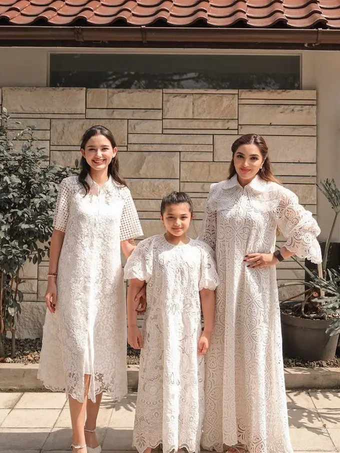 Outfit Sarah Menzel Ikut Acara Tunangan Keponakan Anang