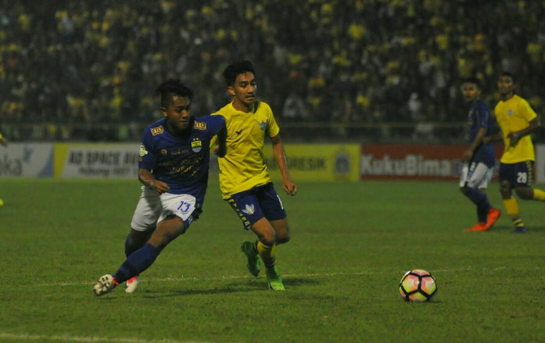 Billy Keraf mencetak gol kemenangan Persib Bandung atas Persegres Gresik United di Stadion Tridarma, Gresik, Rabu (3/5/2017). (Bola.com/Fahrizal Arnas)