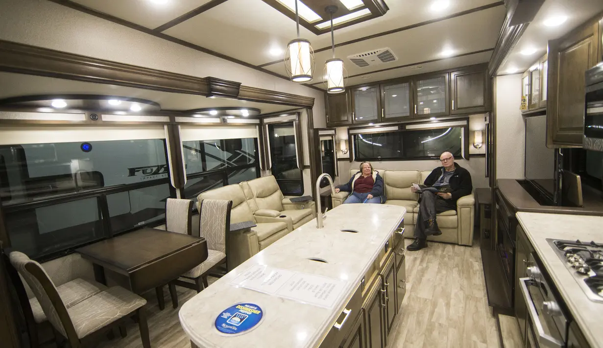 Pengunjung melihat interior trailer wisata Airstream dalam Pameran Kamping dan Kendaraan Rekreasi Musim Semi Toronto (Toronto Spring Camping & RV Show) 2020 di Toronto, Kanada (27/2/2020). (Xinhua/Zou Zheng)
