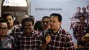 Cagub DKI Jakarta,  Basuki Tjahja Purnama (Ahok) memberikan pernyataan terkait statusnya sebagai tersangka di Rumah Lembang, Jakarta, Rabu (16/11). Ahok berharap pendukungnya ikhlas menerima penetapan dirinya sebagai tersangka (Liputan6.com/Faizal Fanani)