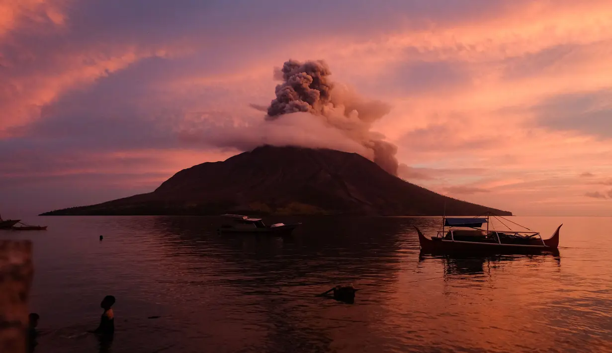 Ketua Tim Kerja Pengamatan Gunung Api, Heruningtyas mengatakan potensi erupsi masih mungkin terjadi dikarenakan untuk aktivitas vulkanik masih belum stabil. (Ronny Adolof BUOL/AFP)