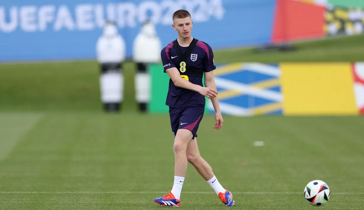 Pemain muda Timnas Inggris, Adam Wharton saat melakukan latihan menjelang Euro 2024 di Blankenhain, Thuringia, Rabu (12,/06/2024) waktu setempat. (AFP/Adrian Dennis)