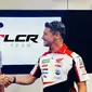 Alex Rins (kiri) saat teken kontrak bersama tim LCR Honda untuk MotoGP 2032. (Twitter/LCR Honda)