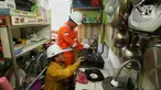 Petugas melakukan pengecekan instalasi penyaluran gas untuk perumahan di Rusun  Buddha Tzu Chi, Cengkareng, Jakarta Barat, Selasa (11/2/2020). Total volume gas bumi untuk program jaringan gas bumi untuk rumah tangga tersebut sebesar 15 BBTUD. (Liputan6.com/Angga Yuniar)