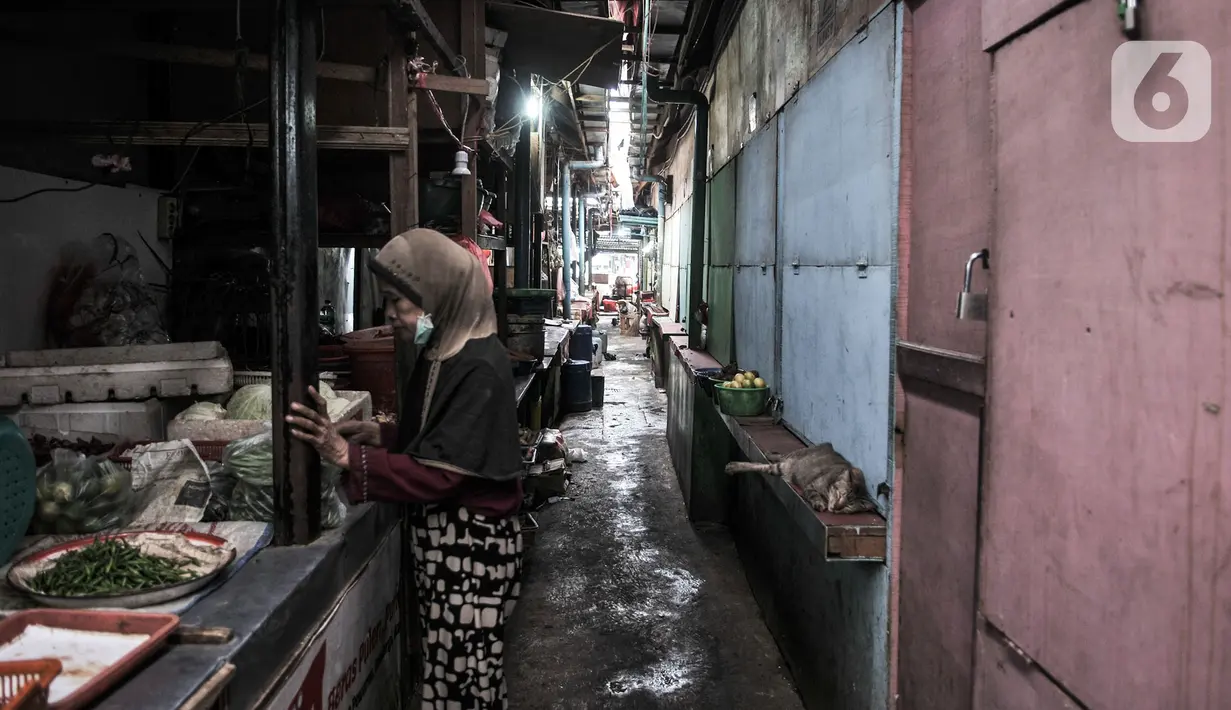 Aktivitas pedagang di Pasar Sumur Batu, Kemayoran, Jakarta, Rabu (8/7/2020). Para pedagang di Pasar Sumur Batu memilih menutup kiosnya lantaran untuk menghindari tes usap atau Swab Test Covid-19 yang dilakukan secara mendadak oleh Puskemas Kecamatan Kemayoran. (merdeka.com/Iqbal S. Nugroho)