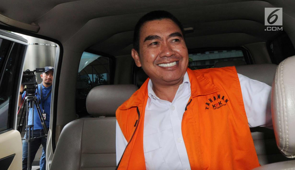 Wali Kota Malang nonaktif, Mochammad Anton berada di dalam mobil untuk menjalani perawatan di RSCM, Jakarta, Kamis (12/4). Anton merupakan tersangka kasus dugaan suap pembahasan APBD-P Pemkot Malang TA 2015. (Merdeka.com/Dwi Narwoko)