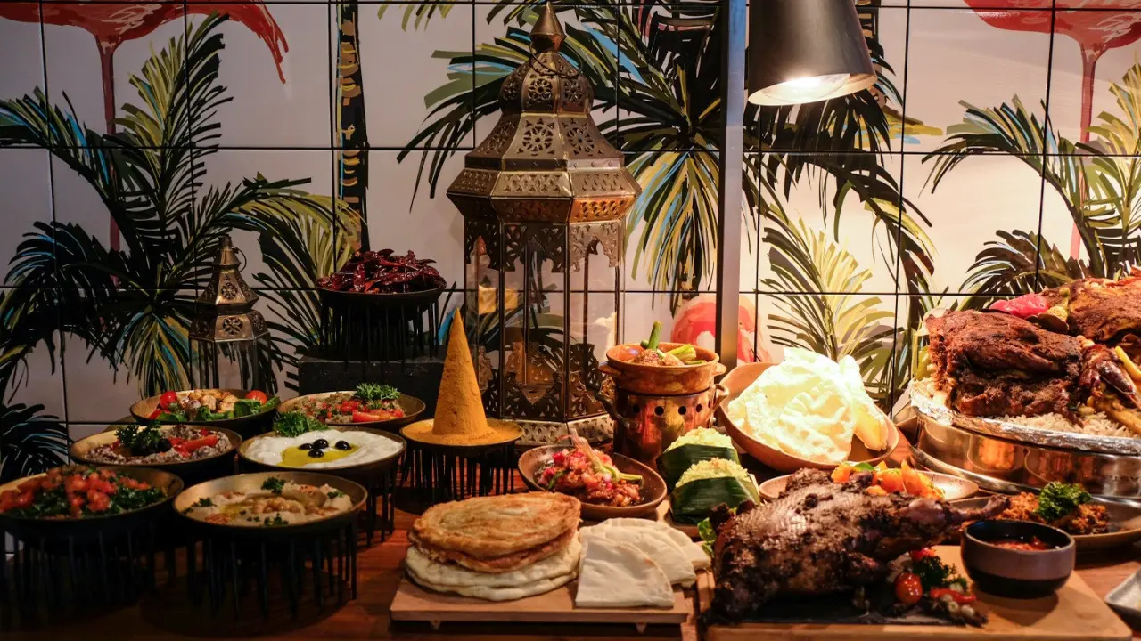 Menikmati Matahari Terbenam Sembari Buka Puasa dengan Menu Khas Timur Tengah di Utara Jakarta