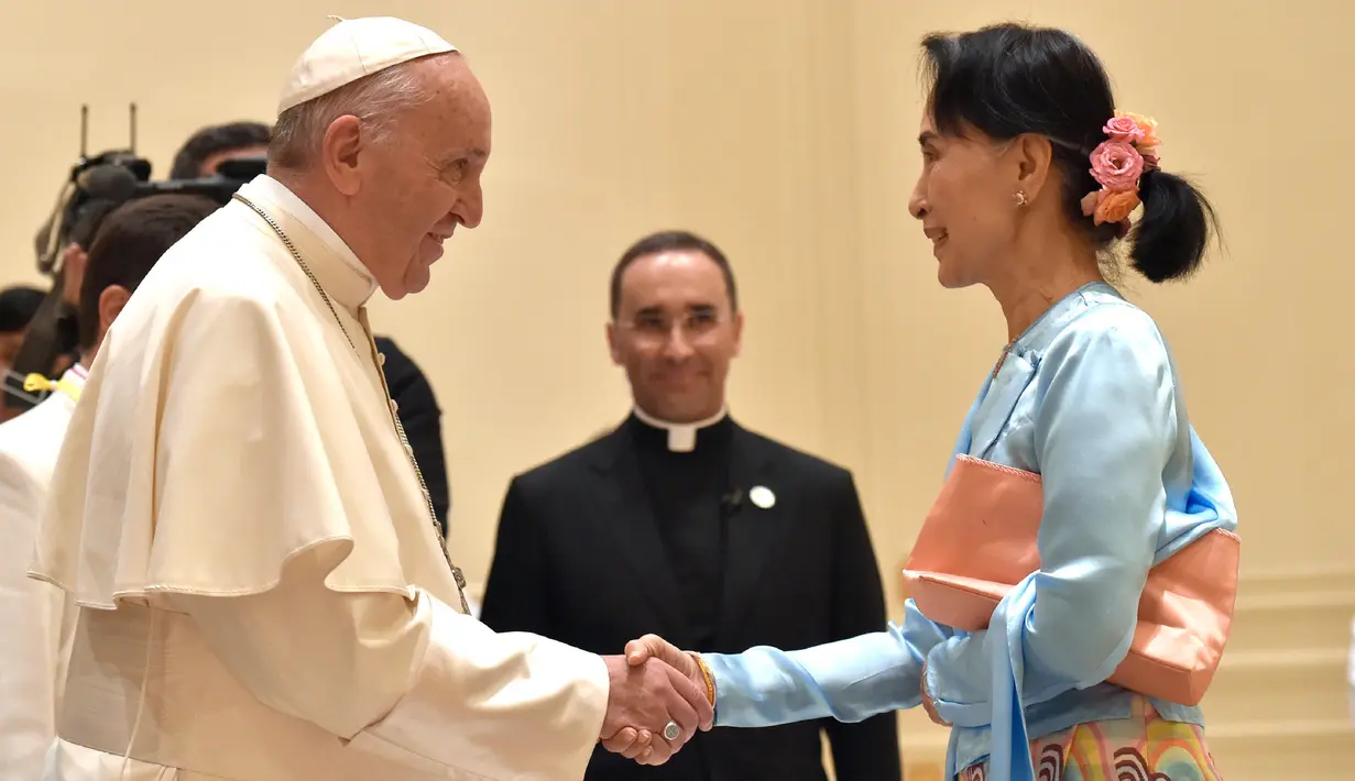 Paus Fransiskus berjabat tangan dengan pemimpin de facto Myanmar, Aung San Suu Kyi saat melakukan pertemuan di Naypyitaw, Selasa (28/11). Pertemuan Paus Fransiskus dengan Suu Kyi merupakan ajang yang paling dinanti (L'Osservatore Romano/Pool photo via AP)