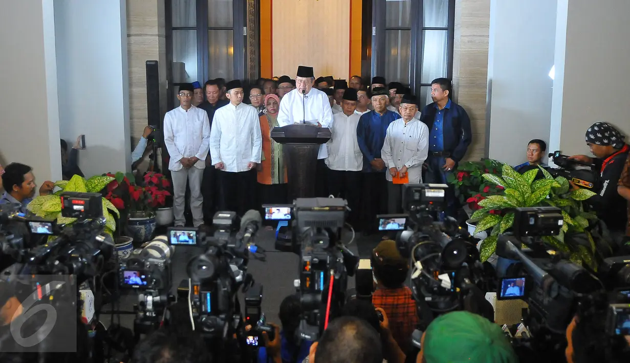SBY menggelar jumpa pers menanggapi tudingan Antasari Azhar soal kriminalisasi kasus pembunuhan Nazarudin Zulkarnaen, Jakarta, Selasa (15/2). SBY menilai pemberian grasi kepada Antasari punya motif politik. (Liputan6.com/Angga Yuniar)