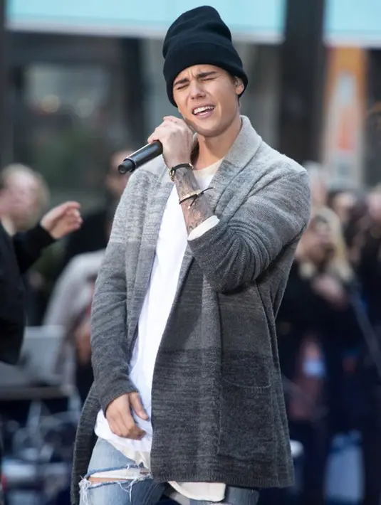 Namun beberapa waktu lalu kejadian tak mengenakan datang padanya. Ketika berada di atas panggung, Justin Bieber dilempar botol plastik, dan untungnya ia bisa menghindari botol tersebut. (AFP/Bintang.com)