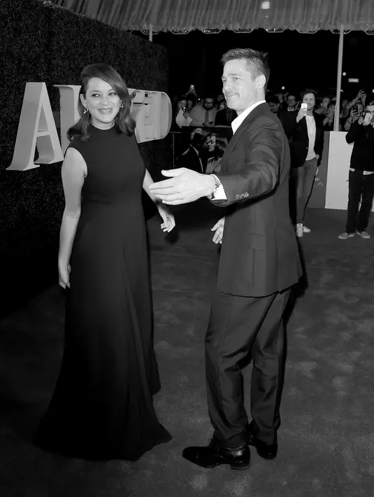 Marion dan Pitt memainkan adegan yang sangat mesra dan intim di film ini. Tak heran jika kabarnya Jolie sangat cemburu melihat keduanya berakting. Di sisi lain ada sumber mengatakan jika hubungan mereka berlanjut di luar syuting. (AFP/Bintang.com)