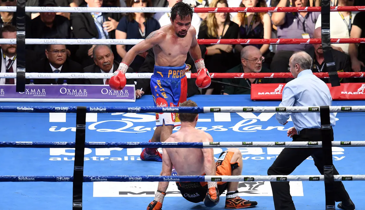 Petinju Filipina, Manny Pacquiao, berhasil menjatuhkan petinju Australia, Jeff Horn di Stadion Suncorp, Brisbane, Australia, Minggu (2/7/2017). Jeff Horn berhasil merebut sabuk juara kelas welter versi WBO dari tangan Pacquiao. (EPA/Dan Peled)
