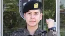 Kyuhyun Super Junior memulai wajib militer pada 24 Mei 2017. Keberangkatnya diringi oleh para penggemar setianya. (foto: allkpop.com)