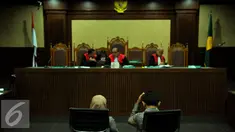 Gubernur Sumatera Utara nonaktif Gatot Pudjo Nugroho bersama istrinya, Evy Susanti saat menjalani sidang di Pengadilan Tipikor, Jakarta, Rabu (17/2). JPU menuntut Gatot dengan hukuman pidana selama 4 tahun enam bulan penjara. (Liputan6.com/Faisal R Syam)