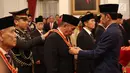 Presiden Joko Widodo atau Jokowi (kanan) menyematkan tanda kehormatan kepada tokoh nasional di Istana Negara, Jakarta, Kamis (15/8/2019). Sebanyak 29 orang mendapat gelar tanda kehormatan Bintang Mahaputra Utama dan Bintang Jasa Utama dalam rangka peringatan HUT ke-74 RI. (Liputan6.com/Angga Yuniar)