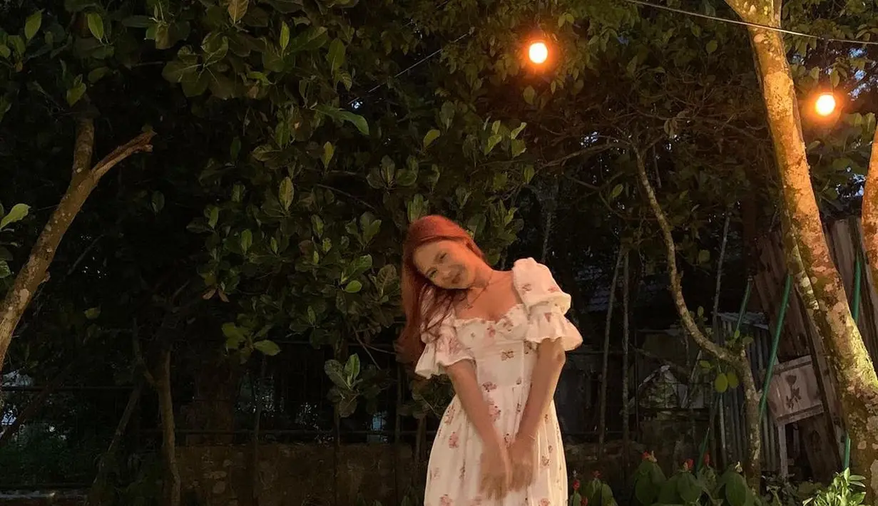 Longdress bermotif floral dengan ruffle puff sleeve bikin Nadin Amizah tampil manis [@cakecaine]