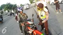 Petugas Kepolisian memberhentikan pengendara motor di Simpang Maya, Tegal, Jawa Tengah Minggu (10/7). Pemberhentian dilakukan untuk mengecek barang bawaan agar tidak membahayakan pengendara lain. (Liputan6.com/Herman Zakharia)