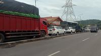 Antrian Kendaraan Menuju Pelabuhan Merak Di Jalan Cikuasa Atas, Kota Cilegon, Banten. (Kamis, 29/12/2022). (Yandhi Deslatama/Liputan6.com).