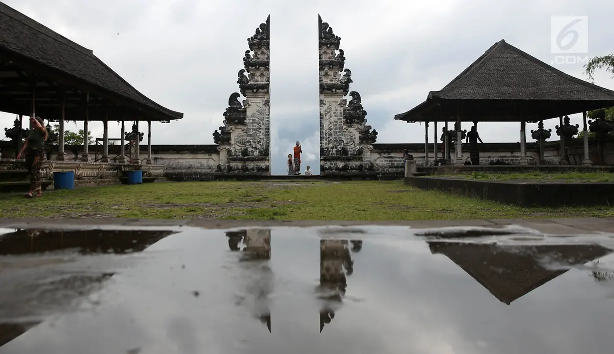 Sejumlah wisatawan mengunjungi Pelataran Agung Pura Lempuyang, Karangasem, Bali, Kamis (7/12). Erupsi Gunung Agung menyebabkan sejumlah destinasi wisata di kawasan Bali Timur mengalami penurunan jumlah wisatawan. (Liputan6.com/Immanuel Antonius)