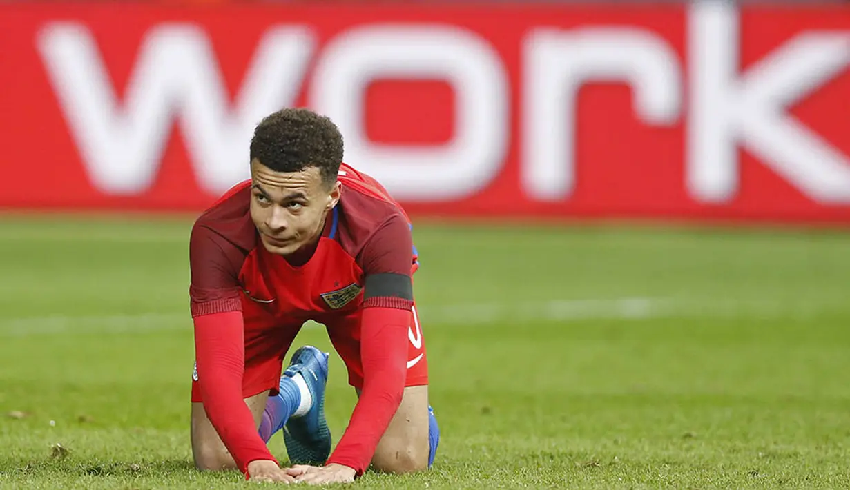 Gelandang Inggris, Dele Alli, terjatuh saat laga persahabatan melawan Jerman di Olympiastadion, Berlin, Sabtu (26/3/2016). Jerman lebih menguasai jalannya laga dengan penguasaan bola.57 persen. (Action Images via Reuters/Carl Recine)