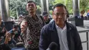 Hingga saat ini, KPK masih melakukan pemeriksaan terhadap Sudewo dan pihak-pihak lain yang diamankan. Tampak dalam foto, Bupati Pati, Sudewo (kanan) berjalan menuju ruang pemeriksaan di Gedung Merah Putih Komisi Pemberantasan Korupsi (KPK), Jakarta, Selasa (20/1/2026). (merdeka.com/Arie Basuki)