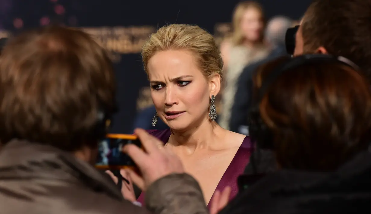 Aktris Jennifer Lawrence berbincang dengan awak media saat tiba untuk menghadiri pemutaran perdana "The Hunger Games : Mockingjay - Part 2" di Berlin, Jerman, Rabu (4/11/2015). (AFP PHOTO/JOHN MacDougall)